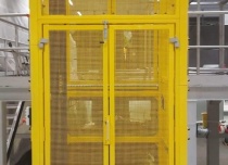 Platforma towarowa w szybie samonośnym, wykończonym malowaniem proszkowym na kolor żółty