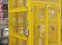 Platforma towarowa w szybie samonośnym, wykończonym malowaniem proszkowym na kolor żółty